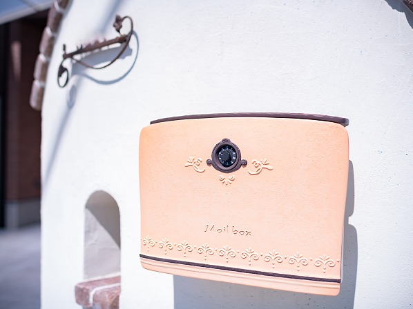 ナチュラル外構に映えるディーズガーデンの郵便ポスト