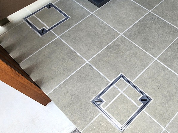 玄関タイル 点検ハッチ施工